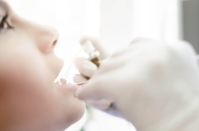 歯の治療を受ける人