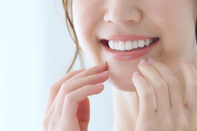 白い歯を見せて微笑む女性