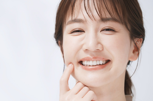 白い歯を見せて微笑む女性