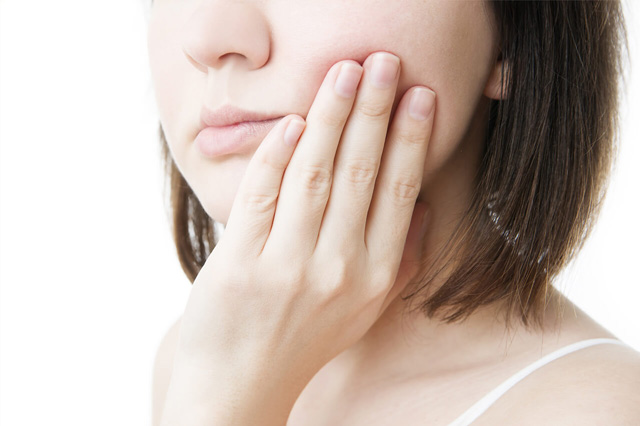 頬に手を当てている女性